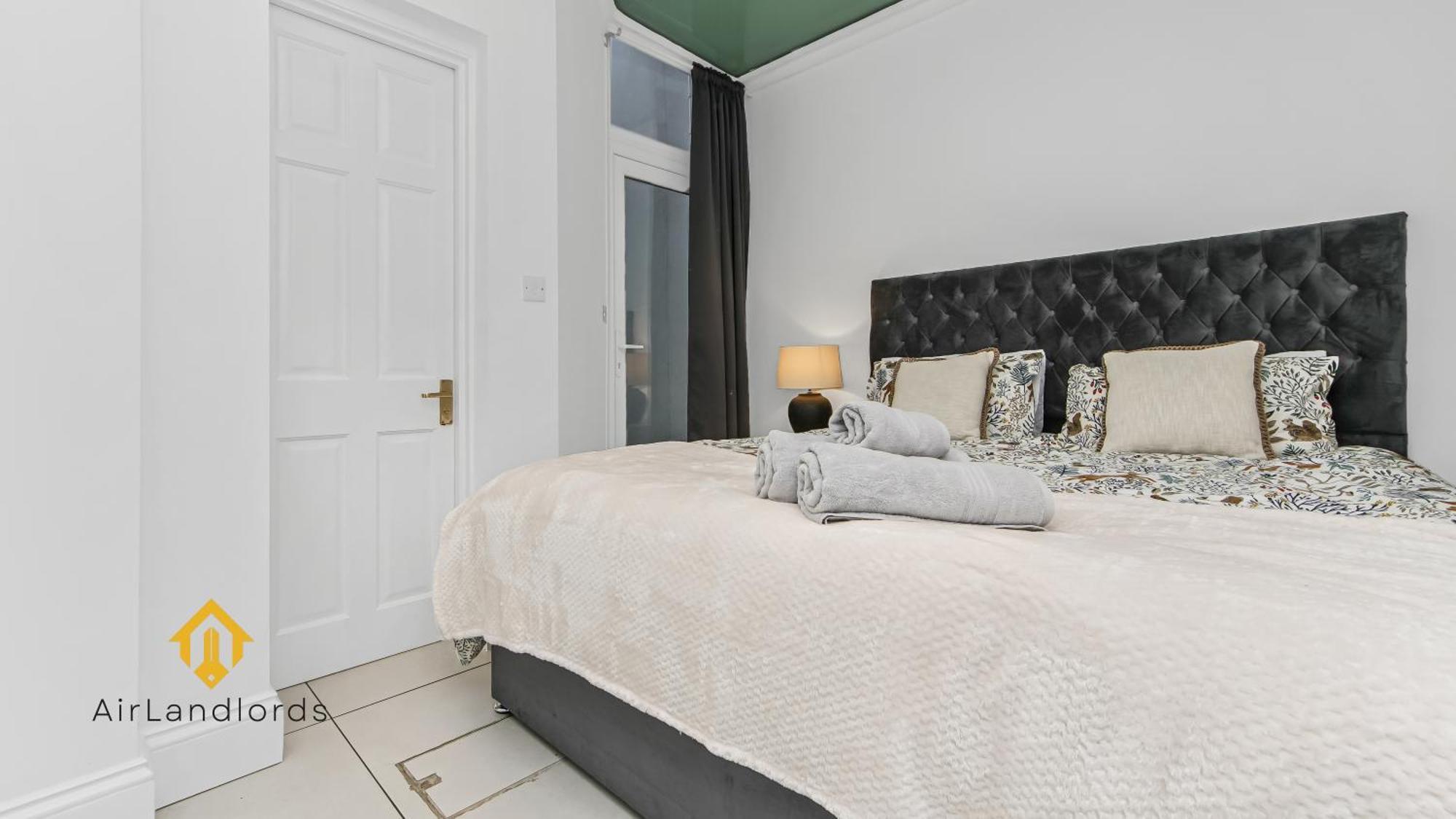 Exceptional 4 Bedroom House Paddington Station! Лондон Экстерьер фото